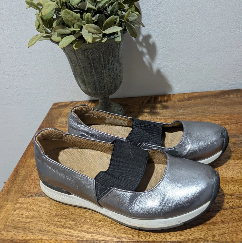Vionic Mary Jane Sneakers Women's 9 Pewter Cadee‎ Metallic Leather Slip On